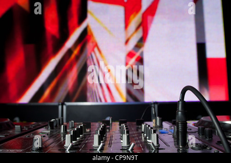 DJ Equipment Hintergrund in einem Musik-Club-Haus Stockfoto