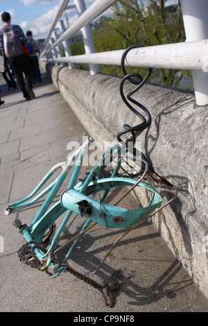 eine gebrochene Zyklus noch angekettet an Geländer auf Westminster Bridge in London Stockfoto