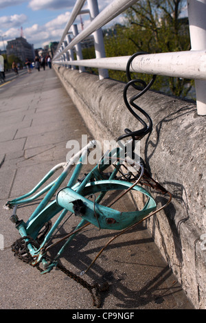 eine gebrochene Zyklus noch angekettet an Geländer auf Westminster Bridge in London Stockfoto