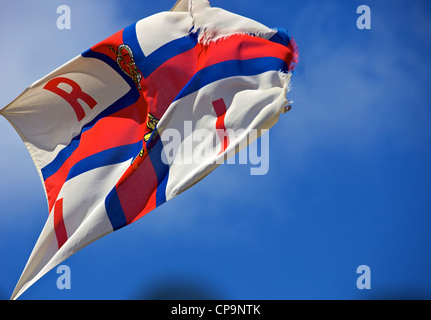 Flagge der Royal National Lifeboat Institution, die RLNI Rettungsschwimmer, Cornwall Stockfoto