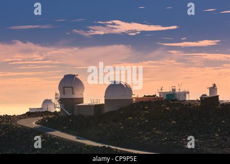 Sonnenuntergang über den Wolken über 3000 Meter auf den Haleakala Vulkan, Maui, Hawaii Stockfoto