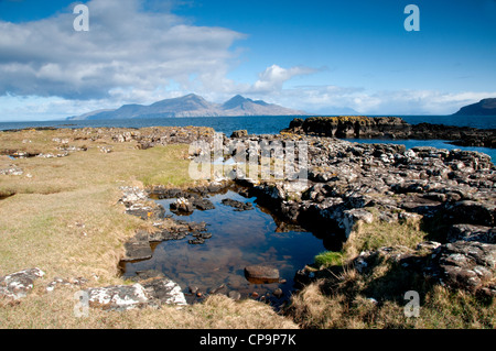 eine Landschaft der Insel Muck mit Insel-rum in den Boden mit guten Vordergrund Interesse vor der Westküste von Schottland zurück Stockfoto