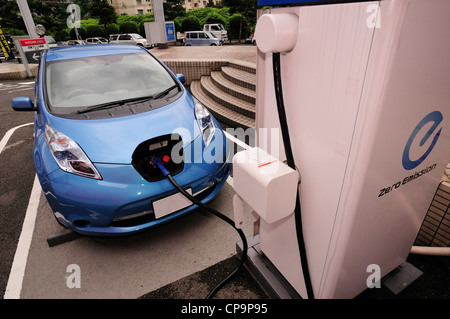 Der Nissan Leaf ist ein Fünftürer Elektroauto mit einem offiziellen 73 Meilen. Stockfoto