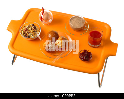 Orange Frühstückstablett Bett mit Frühstück Stockfoto