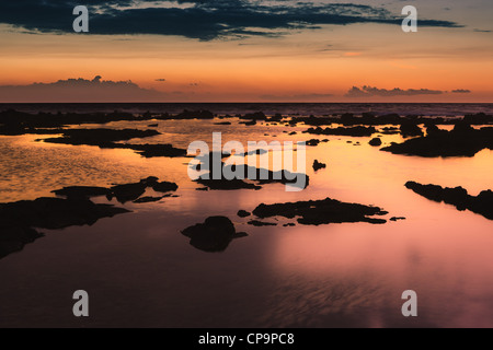 Sonnenuntergang am Pazifik mit Lavafelsen im Vordergrund. Stockfoto
