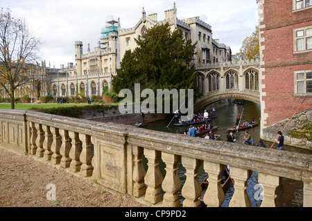 Wetten auf den Fluss Cam Cambridge in der Nähe Seufzerbrücke Stockfoto