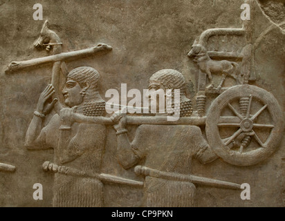 Mesopotamische Steintafel drei bartlose Hofbeamte mit Teilen eines königlichen Wagens und eines Fliegenschwesens, Palast von Sargon II. Khorsabad, 721-705 v. Chr Stockfoto