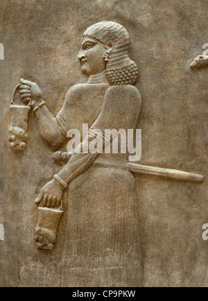 Mesopotamische Steintafel drei bartlose Hofbeamte mit Teilen eines königlichen Wagens und eines Fliegenschwesens, Palast von Sargon II. Khorsabad, 721-705 v. Chr Stockfoto