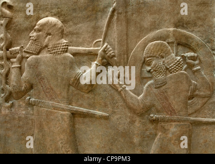 Neo-assyrisches Steinrelief zeigt Soldaten mit einem Kriegswagen, Herrschaft von König Sargon II. 721–705 v. Chr. Palast Chorsabad alte Dur Sharrukin Irak Stockfoto