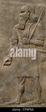 Monumentale Neo-assyrische Alabaster-Orthostattafel mit niedrigem Relief, die einen bewaffneten Hofkrieger oder Bogenschützen mit Bogen und Köcher darstellt, Palast von Sargon II Stockfoto