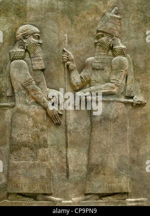 Mesopotamische Gipswandpaneel der neo-assyrische König Sargon II. Hielt Stab, während er vor dem offiziellen Würdenträger-Palast Khorsabad, 721-705 v. Chr. sprach Stockfoto