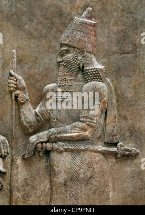 Mesopotamische Gipswandpaneel der neo-assyrische König Sargon II. Hielt Stab, während er vor dem offiziellen Würdenträger-Palast Khorsabad, 721-705 v. Chr. sprach Stockfoto