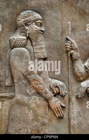 Mesopotamische Gipswandpaneel der neo-assyrische König Sargon II. Hielt Stab, während er vor dem offiziellen Würdenträger-Palast Khorsabad, 721-705 v. Chr. sprach Stockfoto