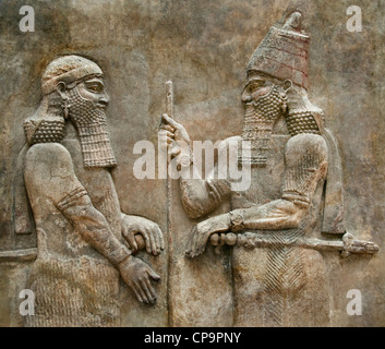 Mesopotamische Gipswandpaneel der neo-assyrische König Sargon II. Hielt Stab, während er vor dem offiziellen Würdenträger-Palast Khorsabad, 721-705 v. Chr. sprach Stockfoto