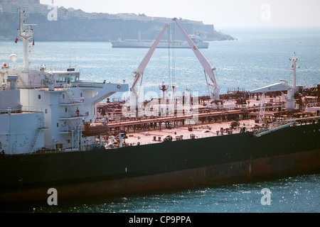 Die Decks der zwei Öltanker neben Seite übertragen einander tun Schiff Fracht. Stockfoto