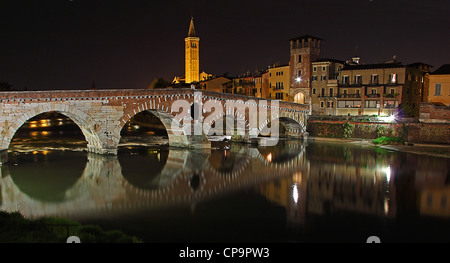 Nacht Anzeigen der alten Brücke und Sant' Anastasia Kirche mit Reflexion über die Etsch, Verona Italien Stockfoto