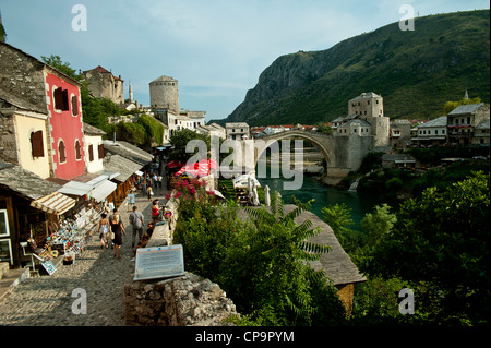 Gepflasterten Straße und der Stari die meisten Friedensbrücke am Fluss Neretva. Mostar.Bosnia - Herzegovina.Balkans.Europe. Stockfoto