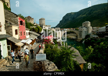 Gepflasterten Straße und der Stari die meisten Friedensbrücke am Fluss Neretva. Mostar.Bosnia - Herzegovina.Balkans.Europe. Stockfoto