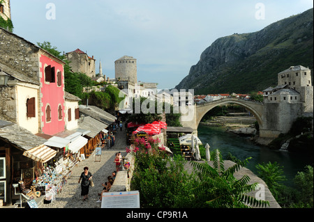 Gepflasterten Straße und der Stari die meisten Friedensbrücke am Fluss Neretva. Mostar.Bosnia - Herzegovina.Balkans.Europe. Stockfoto