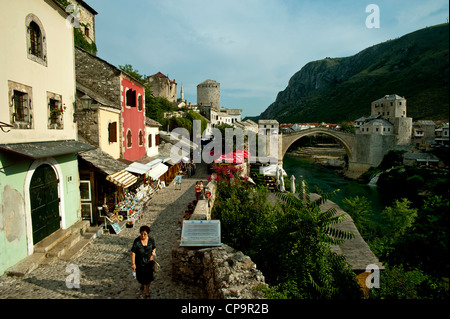 Gepflasterten Straße und der Stari die meisten Friedensbrücke am Fluss Neretva. Mostar.Bosnia - Herzegovina.Balkans.Europe. Stockfoto