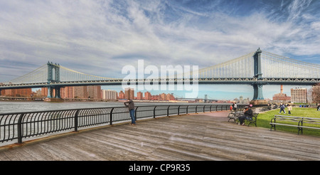 Manhattan Bridge, New York, betrachtet aus Brooklyn Stockfoto