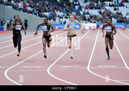 OLYMPIA 2012-LEICHTATHLETIK-STADION, LONDON, UK. Damen 100m bei den London-Testevent BUCS VISA-Leichtathletik-Meisterschaften 5. Mai 2012 Stockfoto