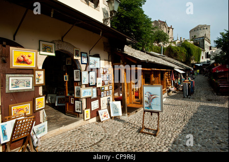 Souvenirläden in einer gepflasterten Straße, bekannt als Kujundziluk in der Altstadt von Mostar. Bosnien und Herzegowina. Balkan. Europa. Stockfoto