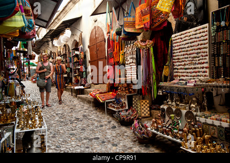 Souvenirläden in einer gepflasterten Straße, bekannt als Kujundziluk in der Altstadt von Mostar. Bosnien und Herzegowina. Balkan. Europa. Stockfoto