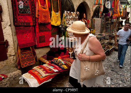 Souvenirläden in einer gepflasterten Straße, bekannt als Kujundziluk in der Altstadt von Mostar. Bosnien und Herzegowina. Balkan. Europa. Stockfoto