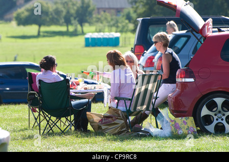 Picknick im Parkplatz bei Sportveranstaltung Stockfoto