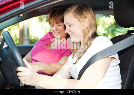 Teenager-Mädchen gerne eine Fahrstunde mit ihrer Mutter oder Instruktor zu beginnen. Stockfoto