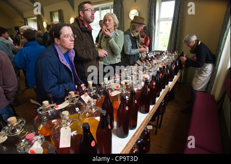 Besucher, die Verkostung Bauernhaus und hausgemachten Apfelwein Festival THE BIG APPLE BLOSSOMTIME im Dorfsaal in Putley in der Nähe von Hereford Herefordshire England UK Stockfoto