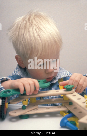 bauen mit Holz Mechano Kleinkind Stockfoto