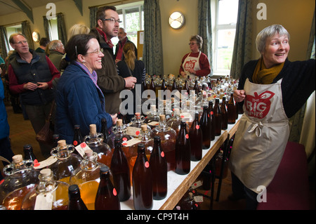 Besucher, die Verkostung Bauernhaus und hausgemachten Apfelwein Festival THE BIG APPLE BLOSSOMTIME im Dorfsaal in Putley in der Nähe von Hereford Herefordshire England UK Stockfoto