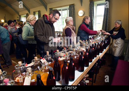 Besucher, die Verkostung Bauernhaus und hausgemachten Apfelwein Festival THE BIG APPLE BLOSSOMTIME im Dorfsaal in Putley in der Nähe von Hereford Herefordshire England UK Stockfoto