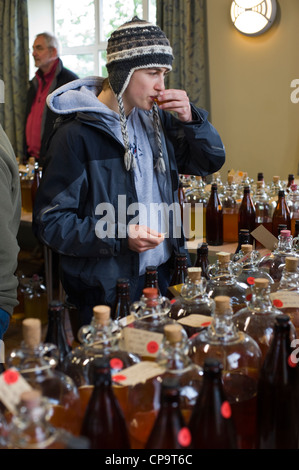 Besucher, die Verkostung Bauernhaus und hausgemachten Apfelwein Festival THE BIG APPLE BLOSSOMTIME im Dorfsaal in Putley in der Nähe von Hereford Herefordshire England UK Stockfoto