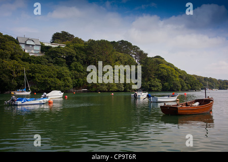 Eine Sammlung von kleinen Boote vor Anker in einer Bucht des Helford River, Cornwall, England, UK Stockfoto