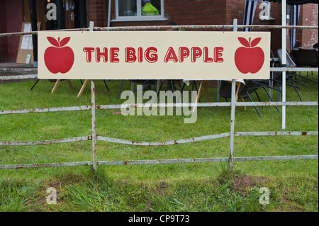 Schild am THE BIG APPLE BLOSSOMTIME Festival im Dorfsaal Putley in der Nähe von Hereford Herefordshire England UK Stockfoto