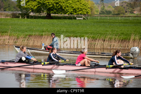 Ein Oxford University Womens acht Boot auf der Themse bei Wallingford, Oxfordshire UK trainiert werden Stockfoto