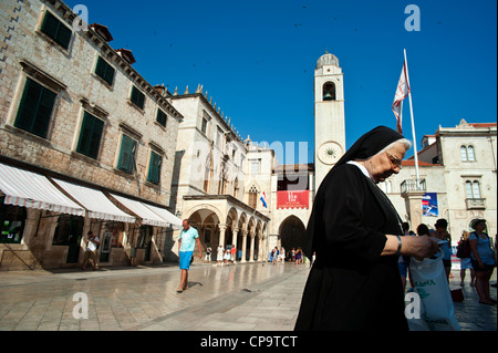 Hauptstraße Stadrun, Sponza-Palast und Glockenturm in Luza-Platz, Altstadt, Dubrovnik. Kroatien. Stockfoto