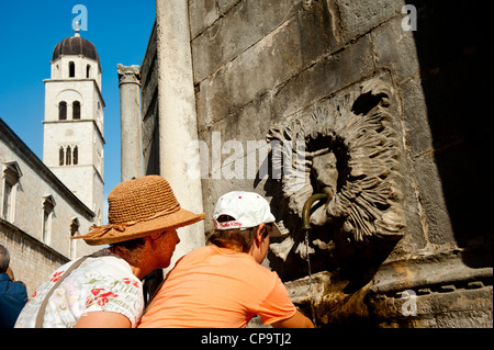 Onofrio-Brunnen mit Franziskanerkloster in Hintergrund, Altstadt, Dubrovnik. Kroatien. Stockfoto