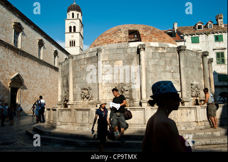 Onofrio-Brunnen mit Franziskanerkloster in Hintergrund, Altstadt, Dubrovnik. Kroatien. Stockfoto