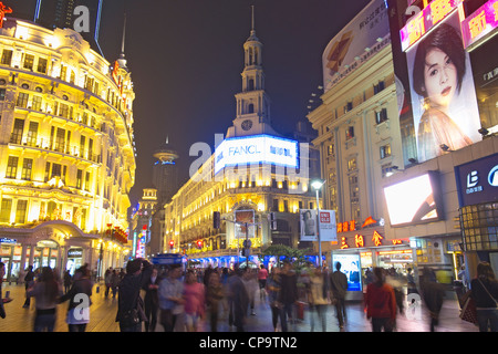 Nachtansicht des geschäftigen Nanjing East Road in Shanghai China Stockfoto