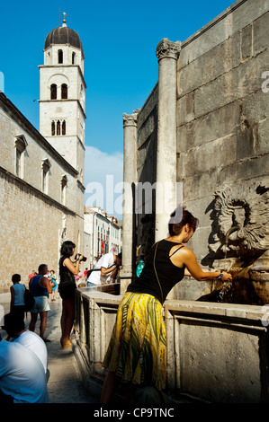 Onofrio-Brunnen mit Franziskanerkloster in Hintergrund, Altstadt, Dubrovnik. Kroatien. Stockfoto