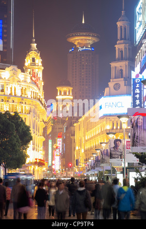 Nachtansicht des geschäftigen Nanjing East Road in Shanghai China Stockfoto