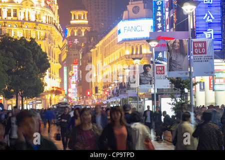 Nachtansicht des geschäftigen Nanjing East Road in Shanghai China Stockfoto