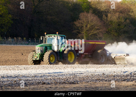 Landwirt Kalkung Field Applying Dünger auf Farm in der Nähe von Southport, Merseyside, Stockfoto