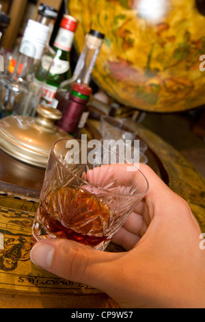 Whisky auf Retro trinkt Globus Stockfoto