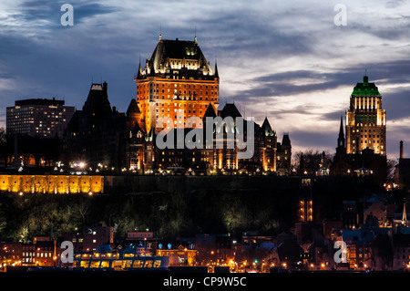 Chateau Frontenac und Old Quebec Skyline in der Abenddämmerung aus über den St. Lawrence River in Levis, Quebec, Kanada. Stockfoto