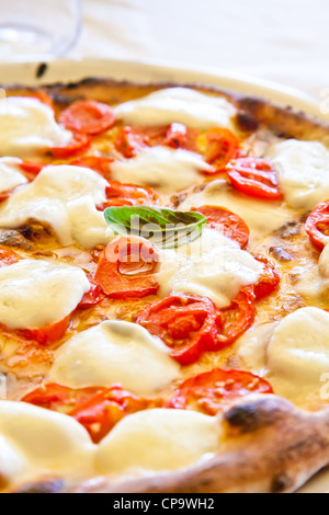 Dies ist eine echte italienische Pizza. Ein Capri Restaurant, Golf von Neapel, Italien serviert traditionelle Pizza Margherita. Stockfoto